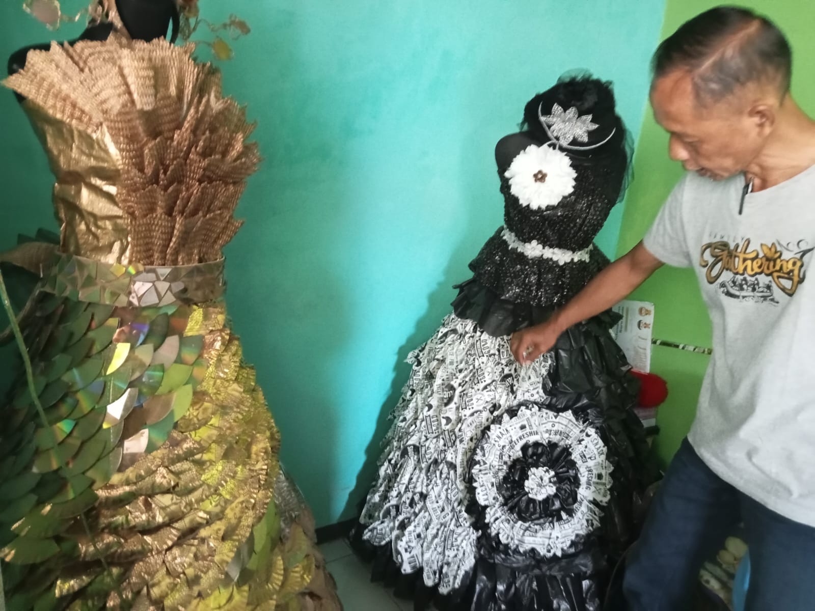Suwadi memperlihatkan karya busana dari limbah. Selaswara/Taadin