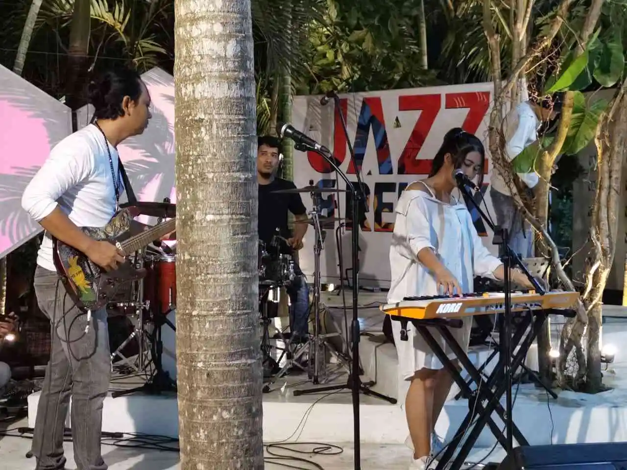 Chandra Irawan ketika tampil di Jazz & Relax di Natura Cafe & Resto pada Rabu (9/8) malam. Bayu/Selaswara
