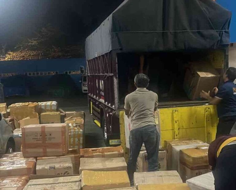 Petugas Bea dan Cukai Malang saat mengamankan minuman dan rokok ilegal. Aden/Selaswara.jpg