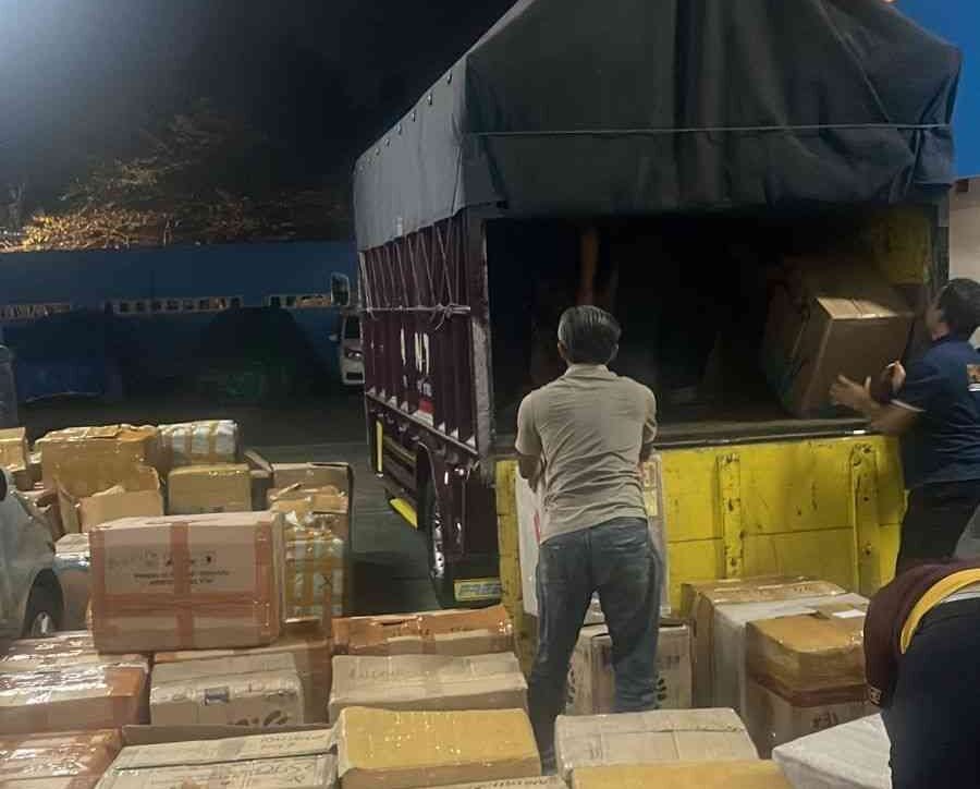 Petugas Bea dan Cukai Malang saat mengamankan minuman dan rokok ilegal. Aden/Selaswara.jpg