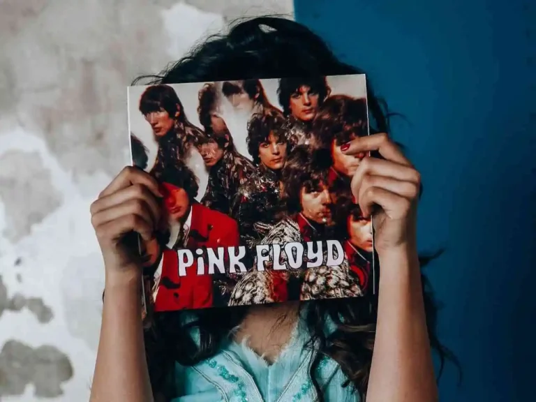 Dari Berlian Gila hingga Domba Pasif: Simbolisme dan Alegori dalam Lagu-Lagu Pink Floyd