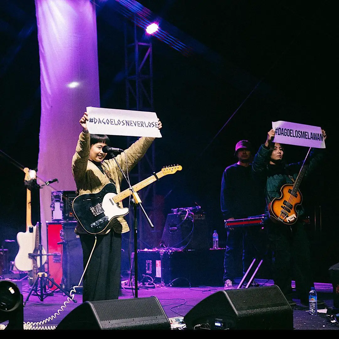 Aksi The Dare saat membentangkan poster bertuliskan #DAGOELOSNEVERLOSE dan #DAGOELOSMELAWAN. Foto: instagram/mhmdhaeru