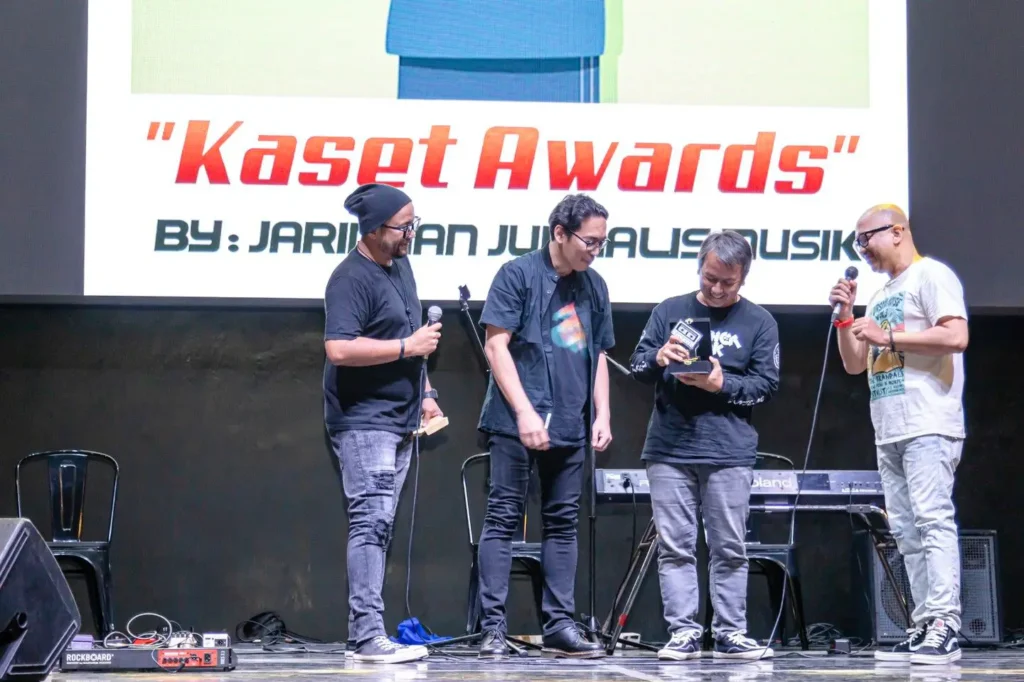 Efek Rumah Kaca saat menerima penghargaan sebagai band terbaik di gelaran Kaset Awards 2023 yang diselenggarakan oleh Jaringan Jurnalis Musik (JJM)