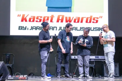 Efek Rumah Kaca saat menerima penghargaan sebagai band terbaik di gelaran Kaset Awards 2023 yang diselenggarakan oleh Jaringan Jurnalis Musik (JJM)