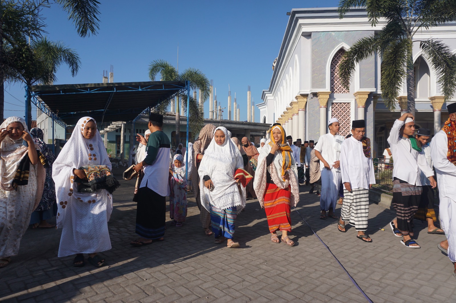 Masyarakat Pringgasela mengenakan kain tenun saat usai melaksanakan salat Idul Adha di Masjid Jami'atul Qudsiah Pringgasela, Senin (17/06). Foto: Imam/Selaswara.