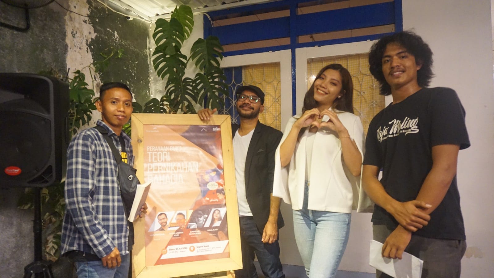 Penulis novel “Teori Pernikahan Bahagia”, Aliurridha (dua dari kiri); pembedah, Jamiluddin Nur (paling kiri); pemandu, Mila Sari (tiga dari kiri); dan penampil, Danang Setiawan berfoto bersama setelah Perayaan Buku yang digelar Komunitas Akarpohon di Segara Space, Mataram, Sabtu, 27 Juli 2024 malam.
