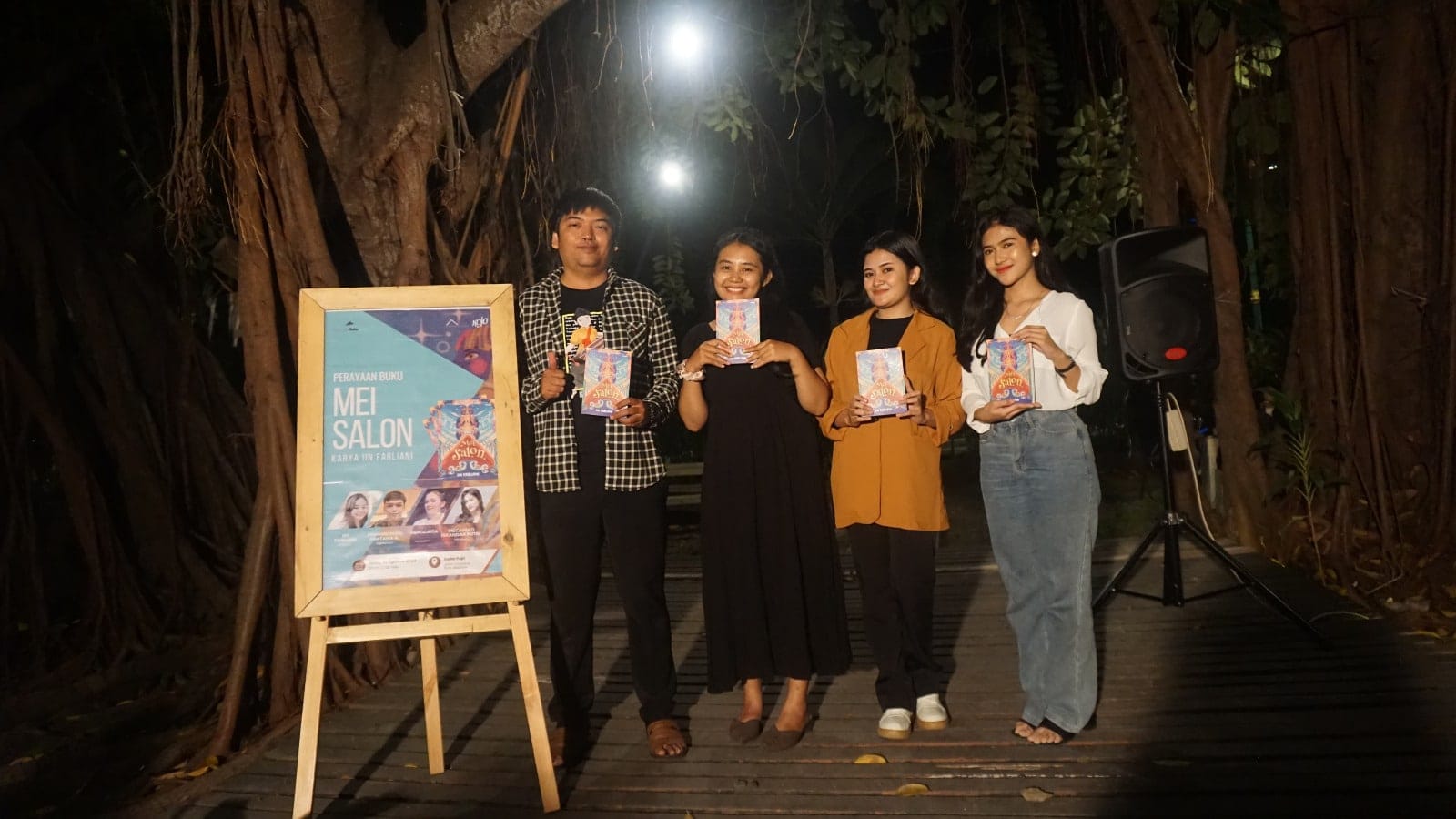 Penulis buku Mei Salon, Iin Farliani (dua dari kiri); pembedah, Januari Rizki Pratama R. (paling kiri); pemandu, Megawati Iskandar Putri (paling kanan); serta Sanggaita (tiga dari kiri) berfoto bersama setelah Perayaan Buku yang digelar Komunitas Akarpohon di Kedai Kojo, Mataram, Sabtu, 10 Agustus 2024 malam.