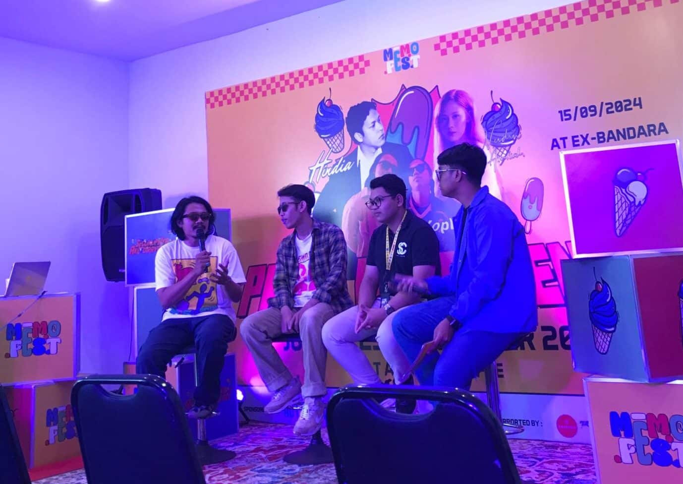 Paling kiri Timi, kedua dari kiri Mahendra Putra (Project Manager), Ketiga dari kiri Bagus (Produser), paling kanan baju biru host pada “Konferensi Pers MEMOFEST 2024: Secukupnya Aku Dirayakan” di Acibara Coffee, Mataram (15/19/2024). Foto: Rijal Alwi.