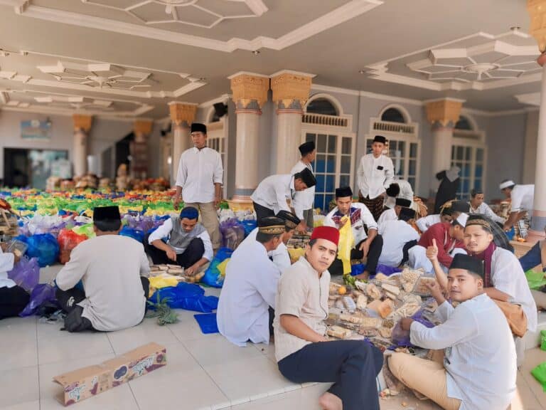 Pemuda Peringgasela mengorganisir makanan dari setiap rumah untuk dibagikan kembali dalam rangka memperingati Maulid Nabi Muhammad SAW di Masjid Besar Jami'atul Qudsiah (22/9/2024). Foto: Sande Firman