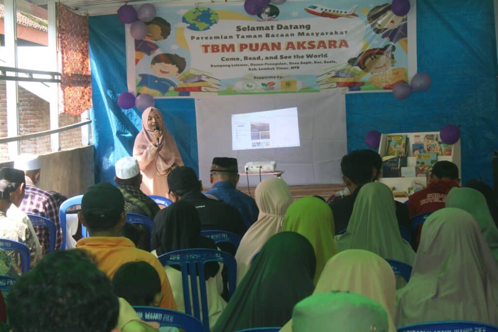 Perintis Puan Aksara, Navia Fathona Handayani saat peresmian TBM Puan Aksara. Foto/Azima.