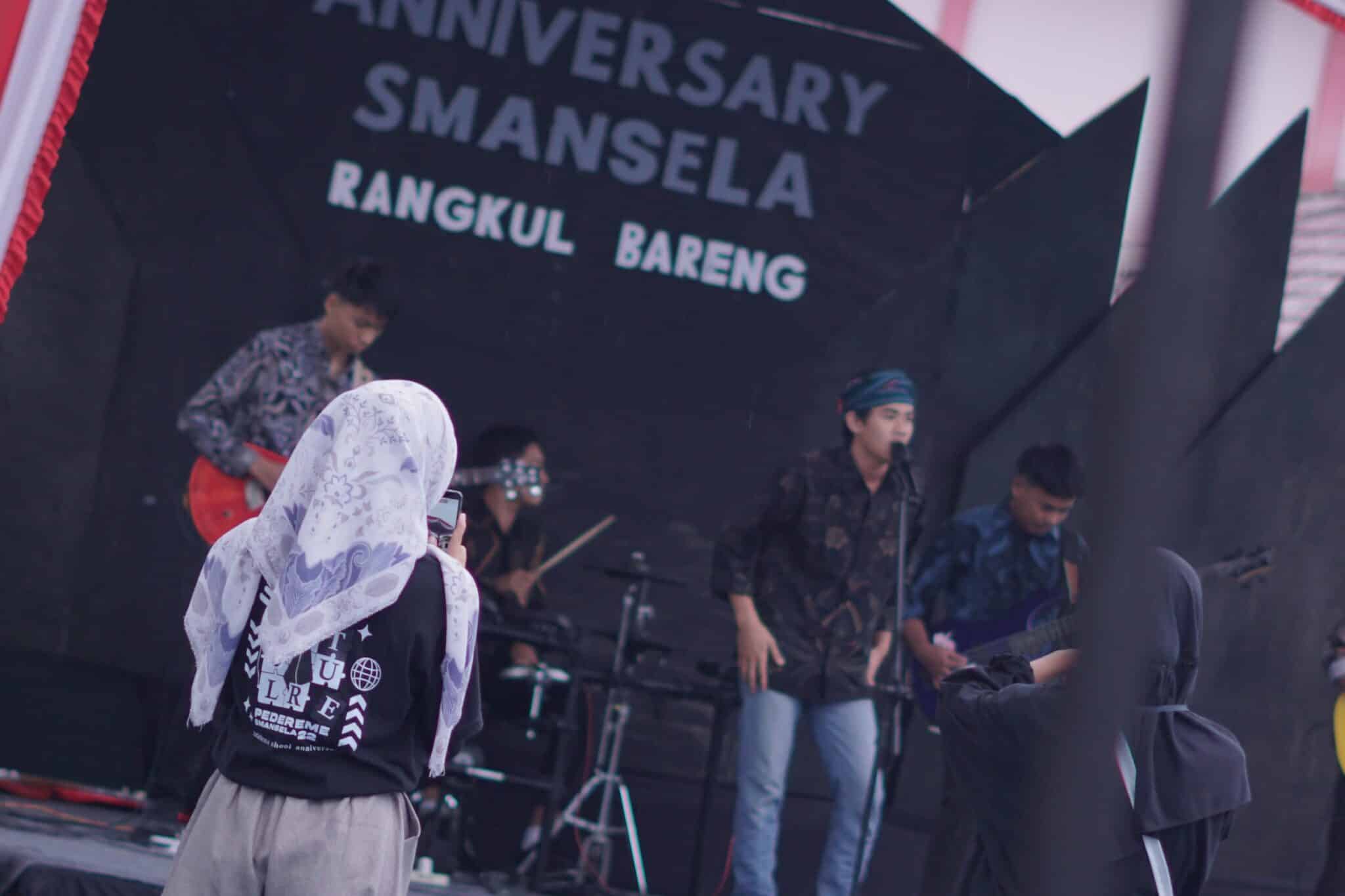 Penampilan Peserta Festival Musik Pelajar di Smansela